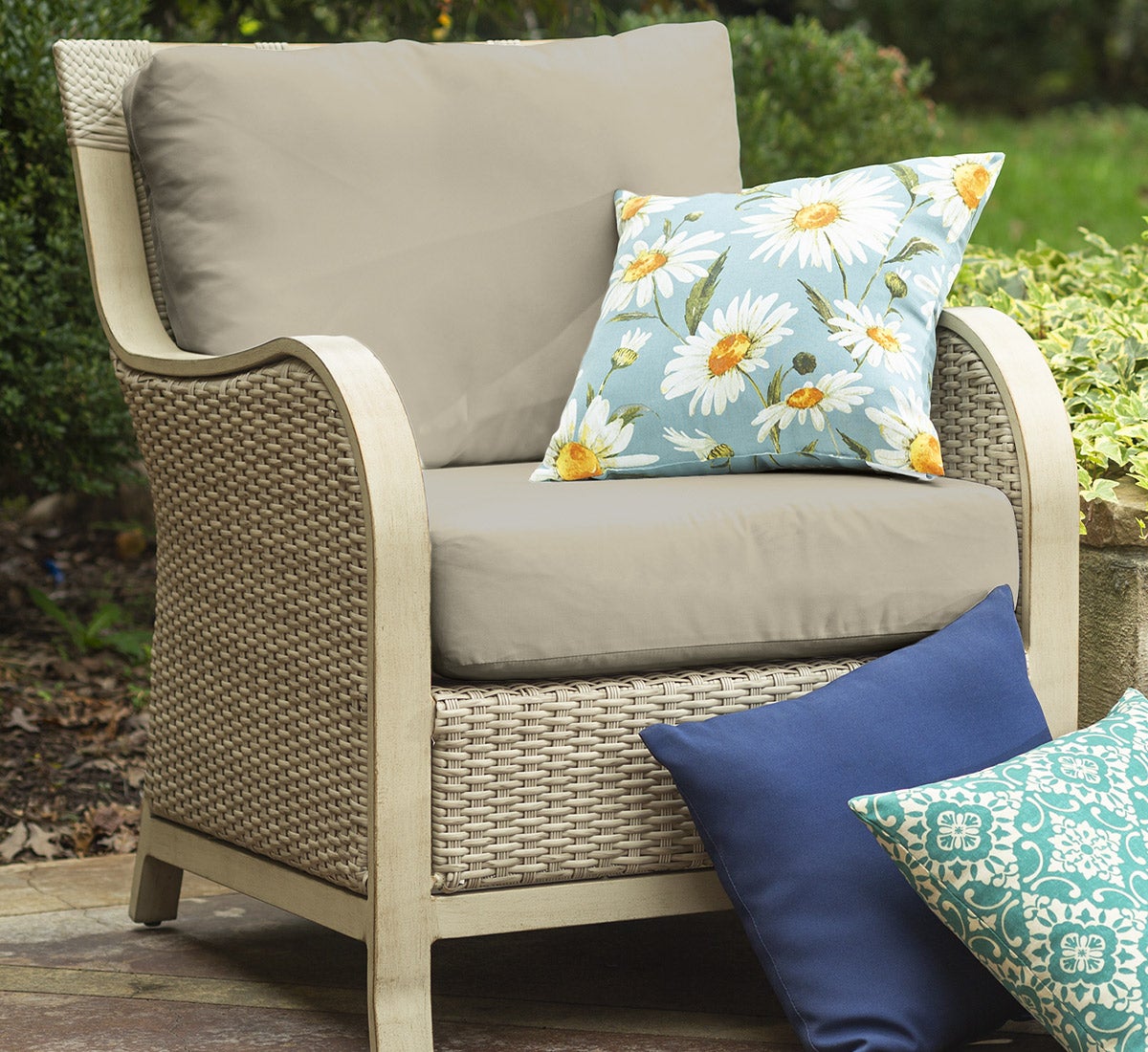 throw pillows on outdoor chair